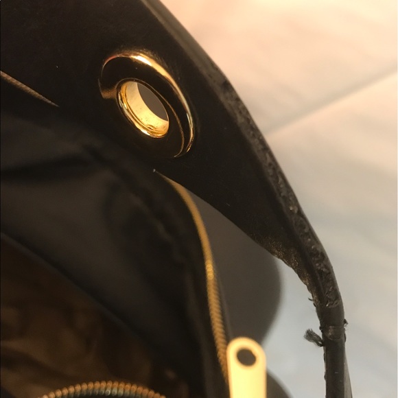 Michael Kors Raven Medium Messenger - Picture 7 of 7