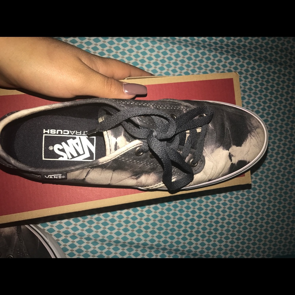 Vans - Picture 4 of 5