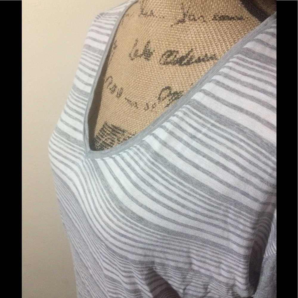 White House Black Market Gray/White 3/4 Sleeve Top - Picture 2 of 6