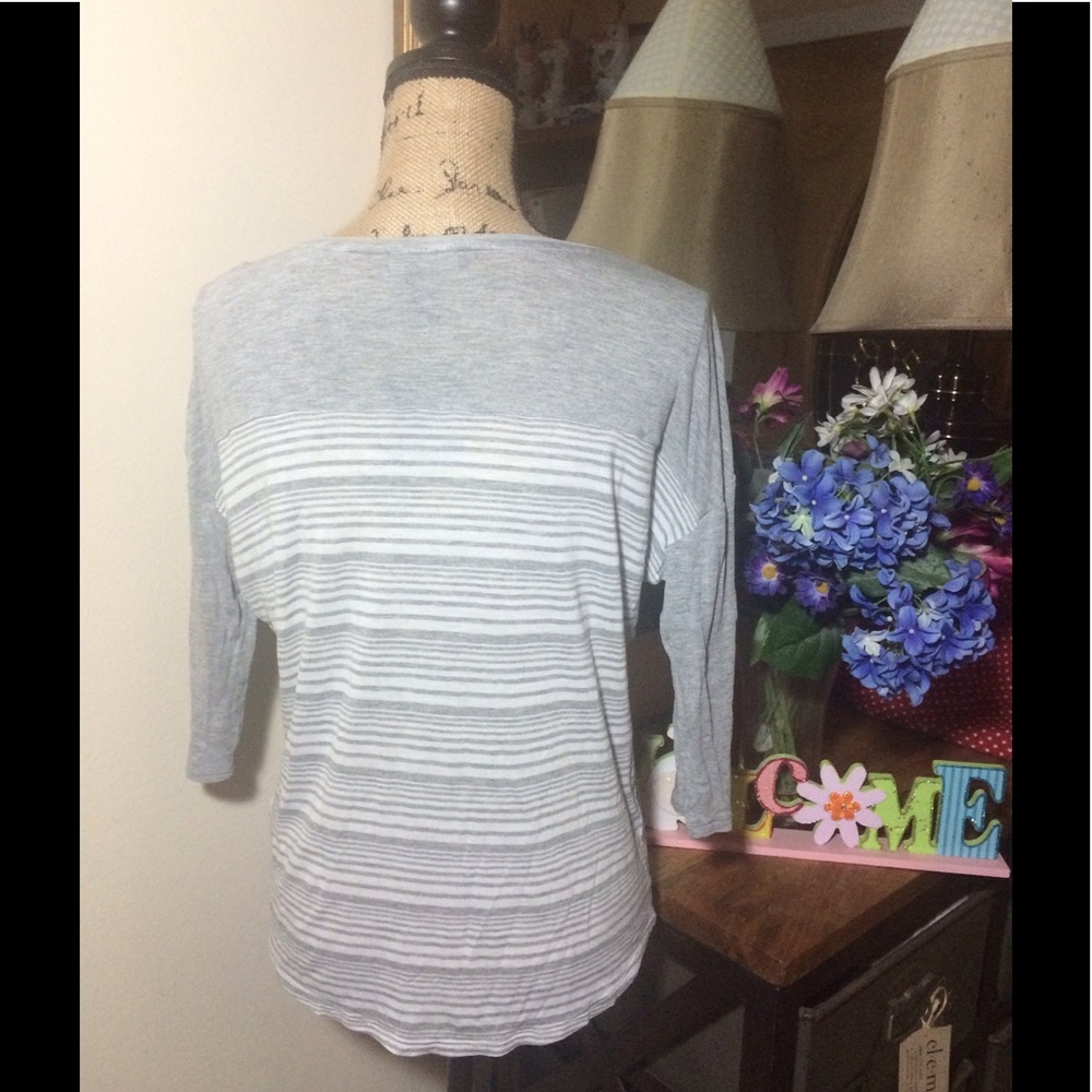 White House Black Market Gray/White 3/4 Sleeve Top - Picture 3 of 6