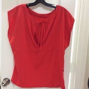 Red keyhole top