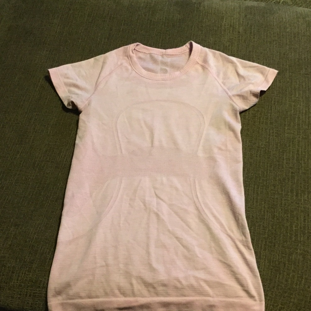 EUC LuluLemon t-shirt