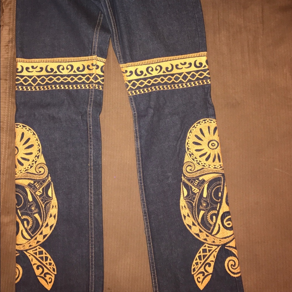 Size 28 COOGI embroidered jeans! VERY chic!