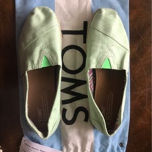 Women's Toms