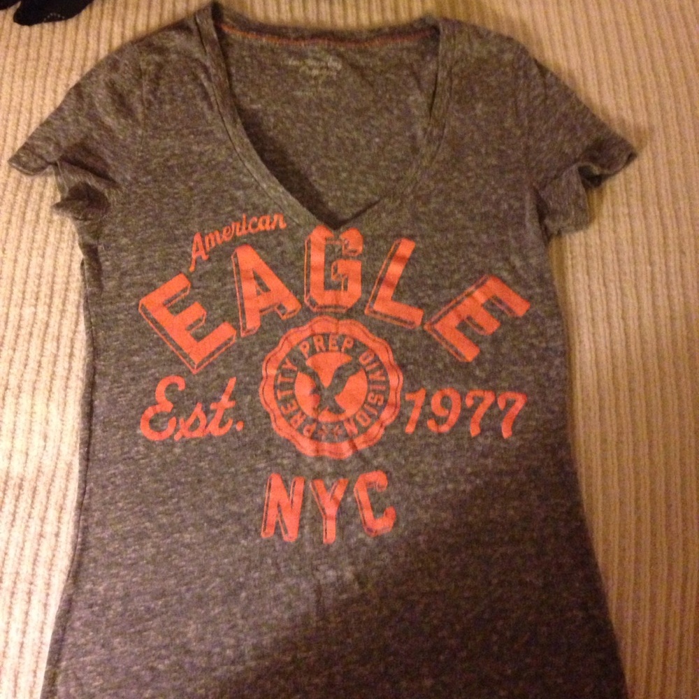 American Eagle V neck tee