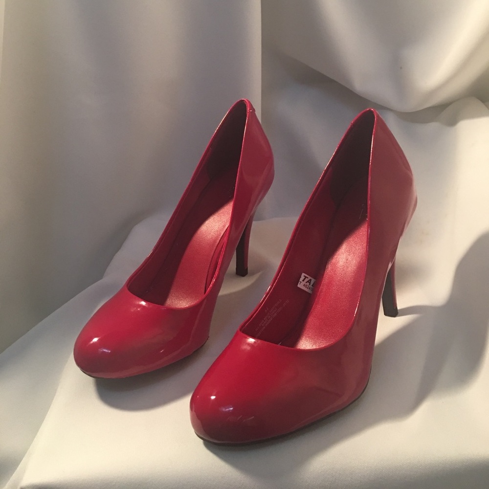 NEW Patent leather pumps