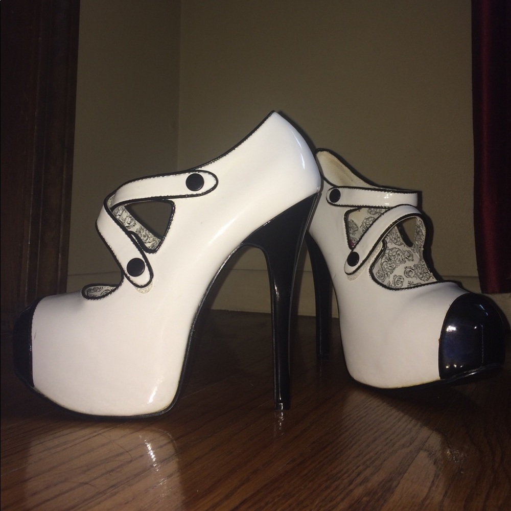 Bordello Criss Cross Velcro Pump