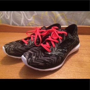 Women's Saucony Black Chevron size 10