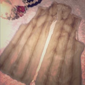 Cream faux fur vest. Reservable
