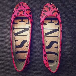 Senso "Evita" pink leopard spike flats sz 9