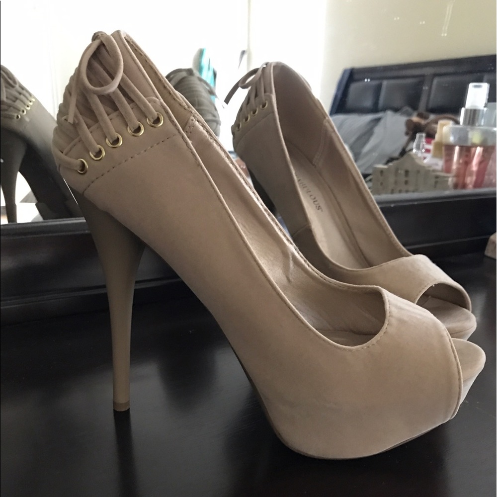 Semi used 7 1/2 Just Fab pumps. Shows no wear.