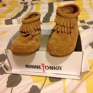 Minnetonka moccasins 😊 Like new!