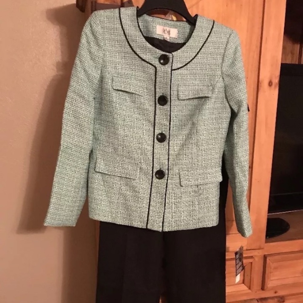 NWT LESUIT PANT SUIT SIZE 4P. FULLY LINED.