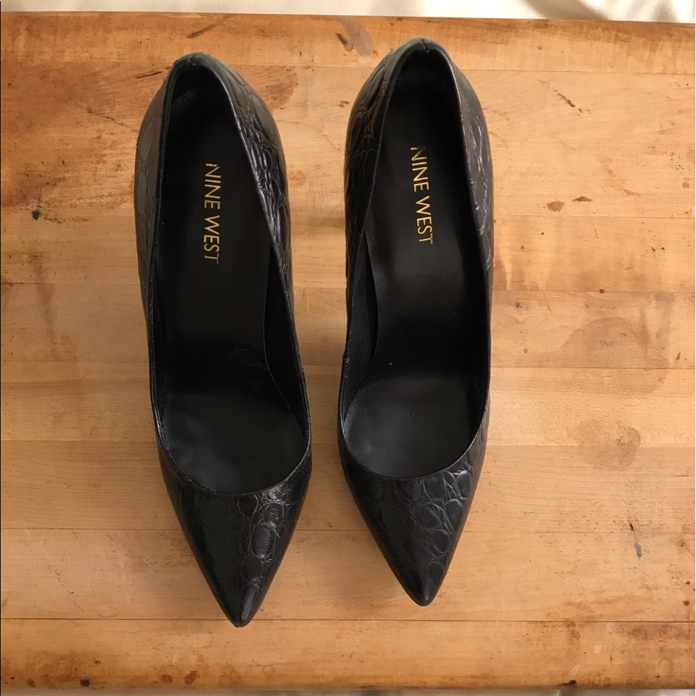 Nine West black reptilian heels sz 7.5