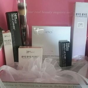 IT Cosmetics.  7 piece Kitchen.  Medium