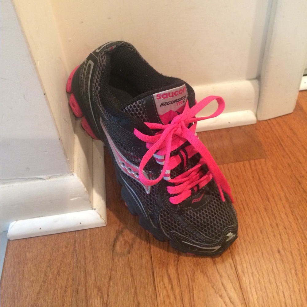 Cross-training sneaker