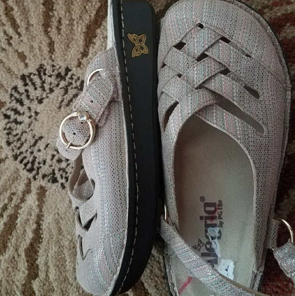 Shoes - Picture 3 of 4