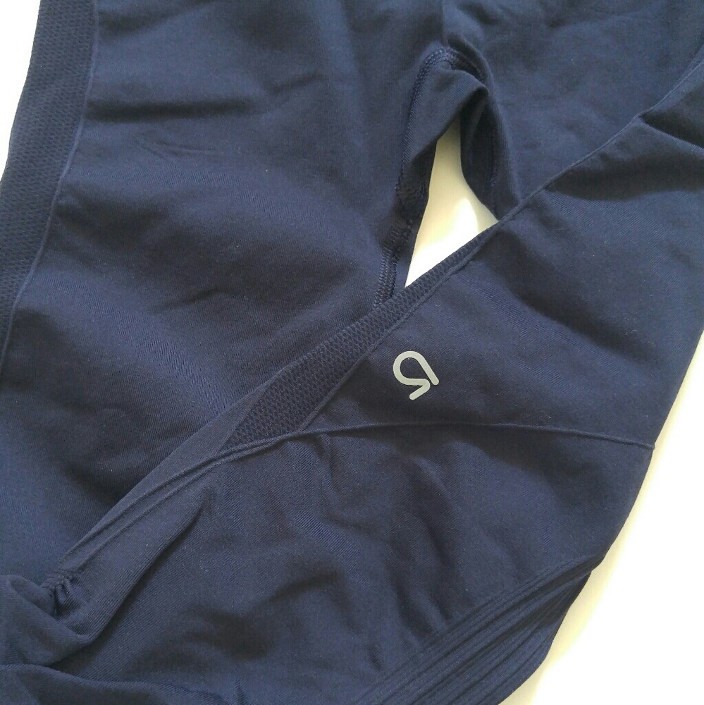 GapFit Motion Capris - Picture 1 of 4