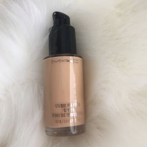 MAC NC25 Studio Fix Fluid foundation