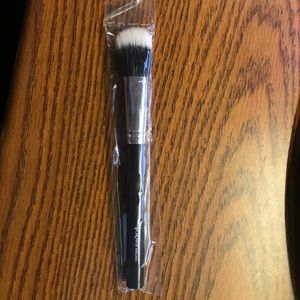 Tapered Duo Fiber Blush (C427)