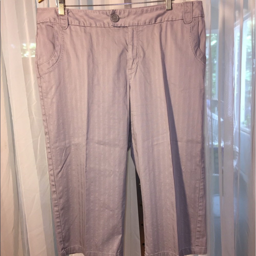 #386.☯️ 🤗SALE🤗 GRAY PINSTRIPE CAPRIS