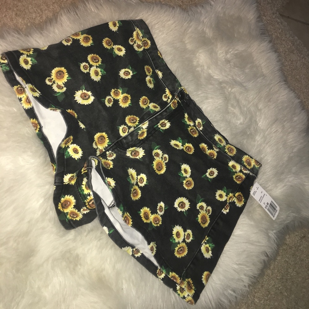 High-waisted shorts 🌻