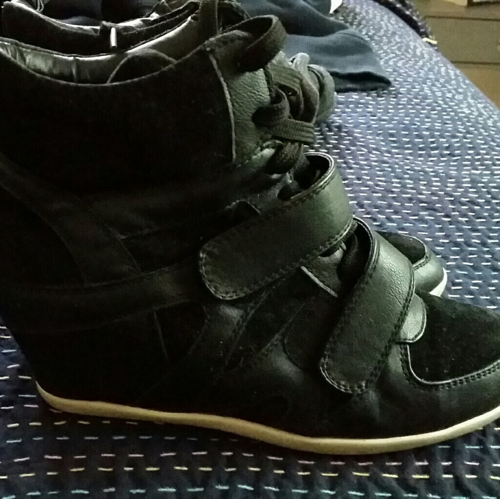 Platform black sneakers