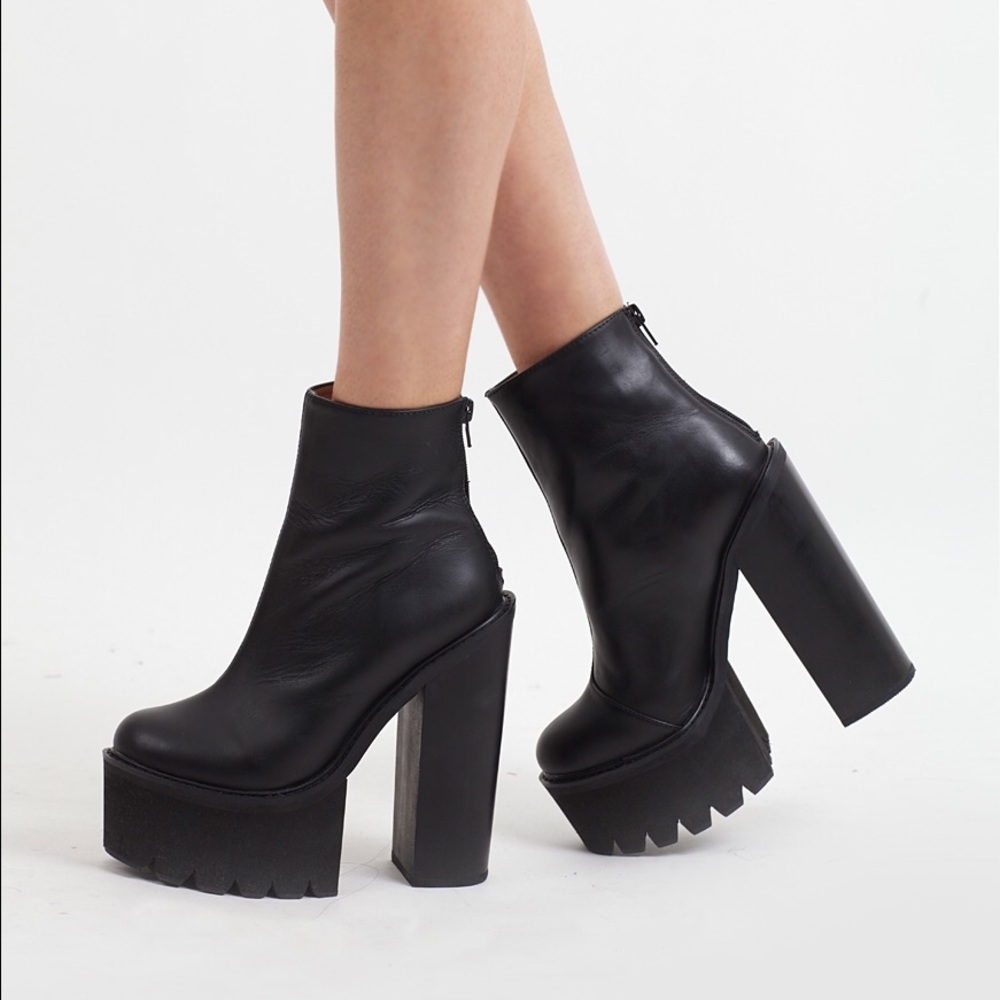 Jeffrey Campbell "Mulder"