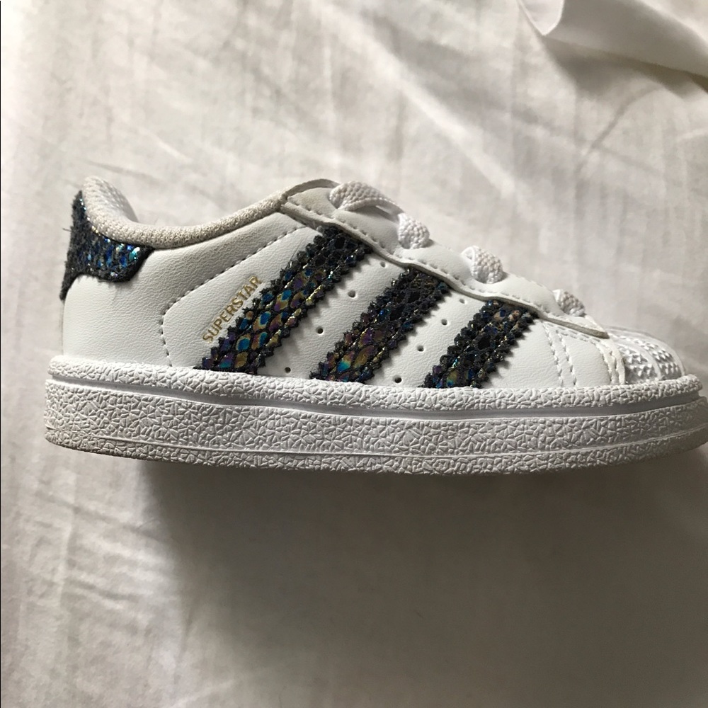 Toddler Adidas Superstar Sneaker-White & blk/metal