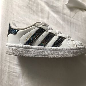 Toddler Adidas Superstar Sneaker-White & blk/metal