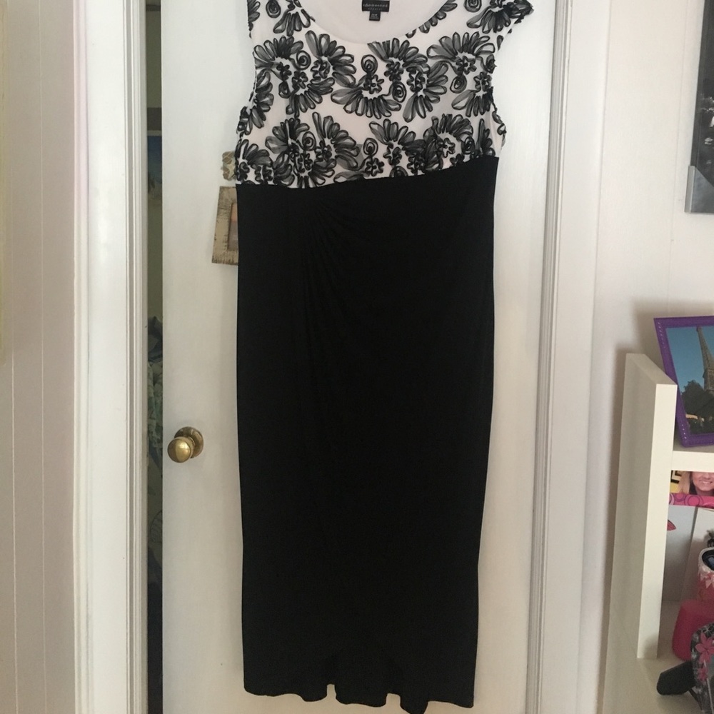 Slimming black and white long dress with pattern