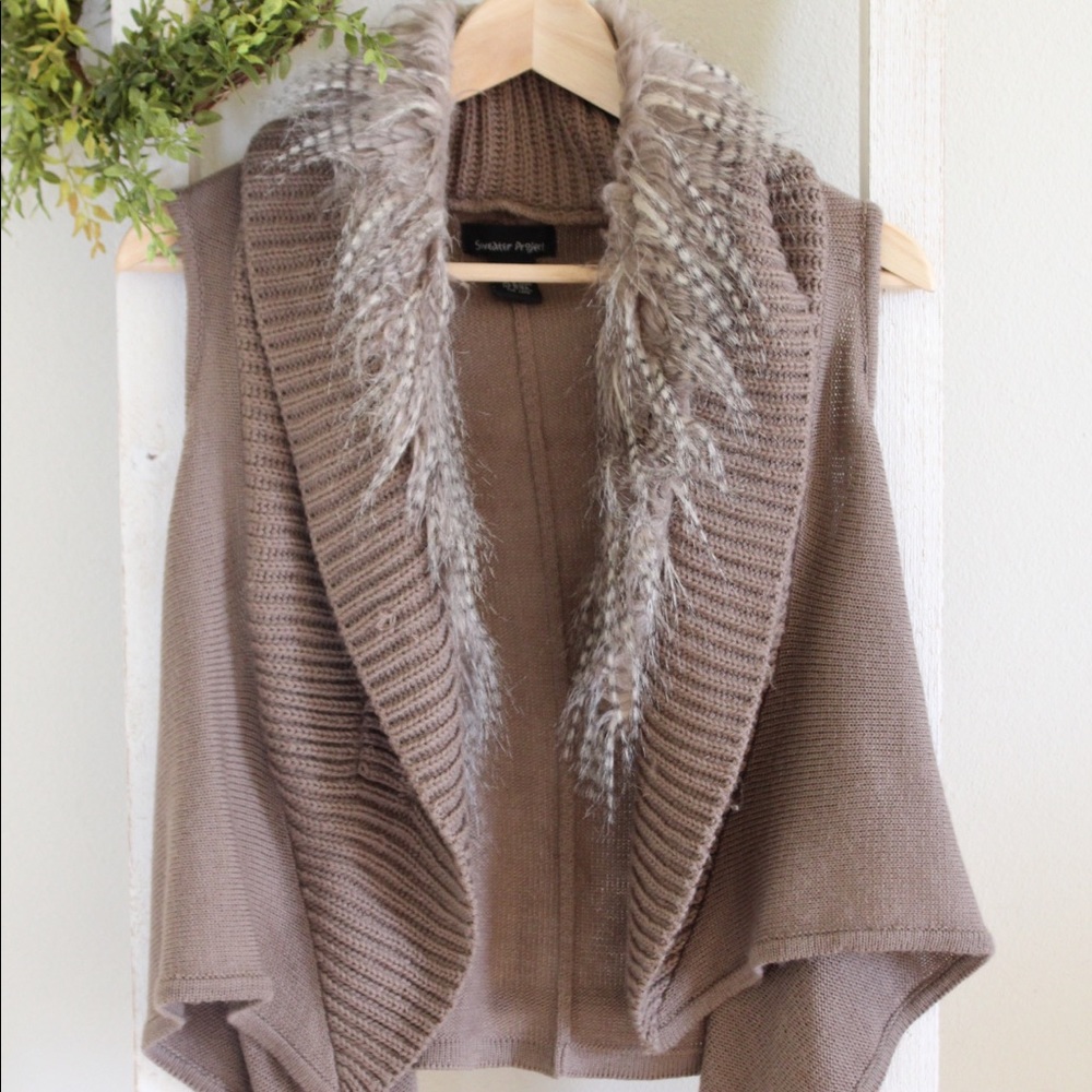 Faux Fur Trimmed Sweater Vest
