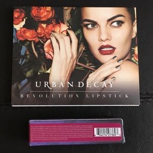 Urban Decay Revolution Lipstick - Venom
