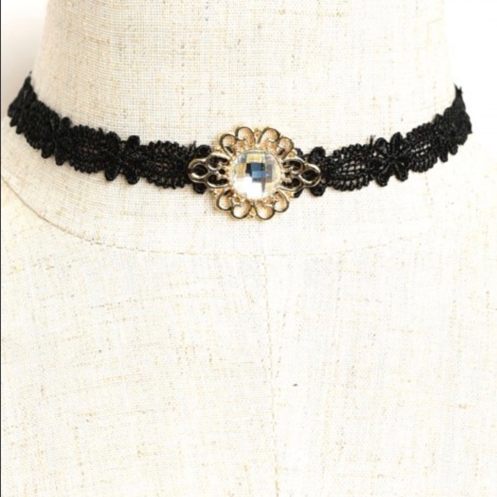 Pendent choker.