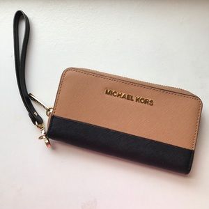 Micheal kors wristlet