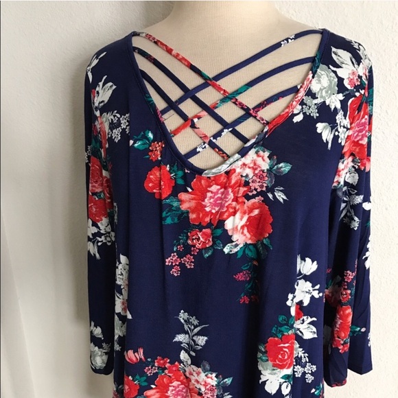 LAST ONE! (Plus) Floral top - Picture 2 of 3
