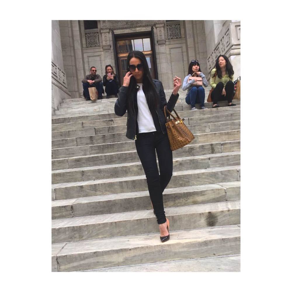 Meet your Posher, Mona