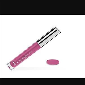 Lottie Ash enduring lip color