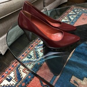 Bordeaux Coach pumps