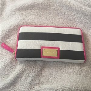 Betsey Johnson zipper wallet EUC