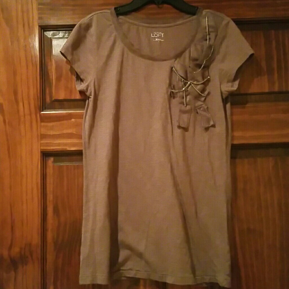 Beautiful top with bow detailing!