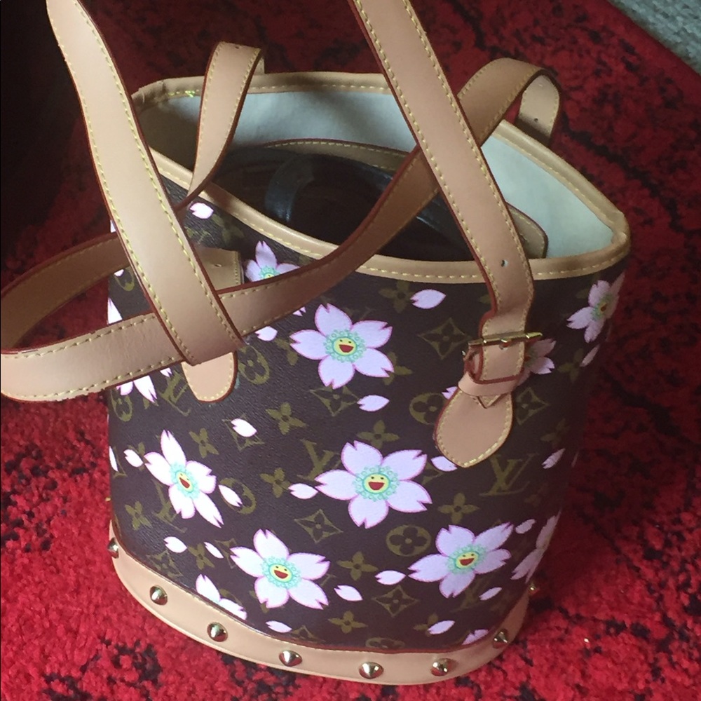 Cute bucket style bag.  Great condition