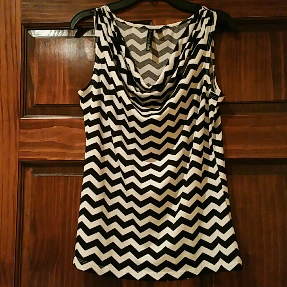 Black and white chevron print sleeveless top