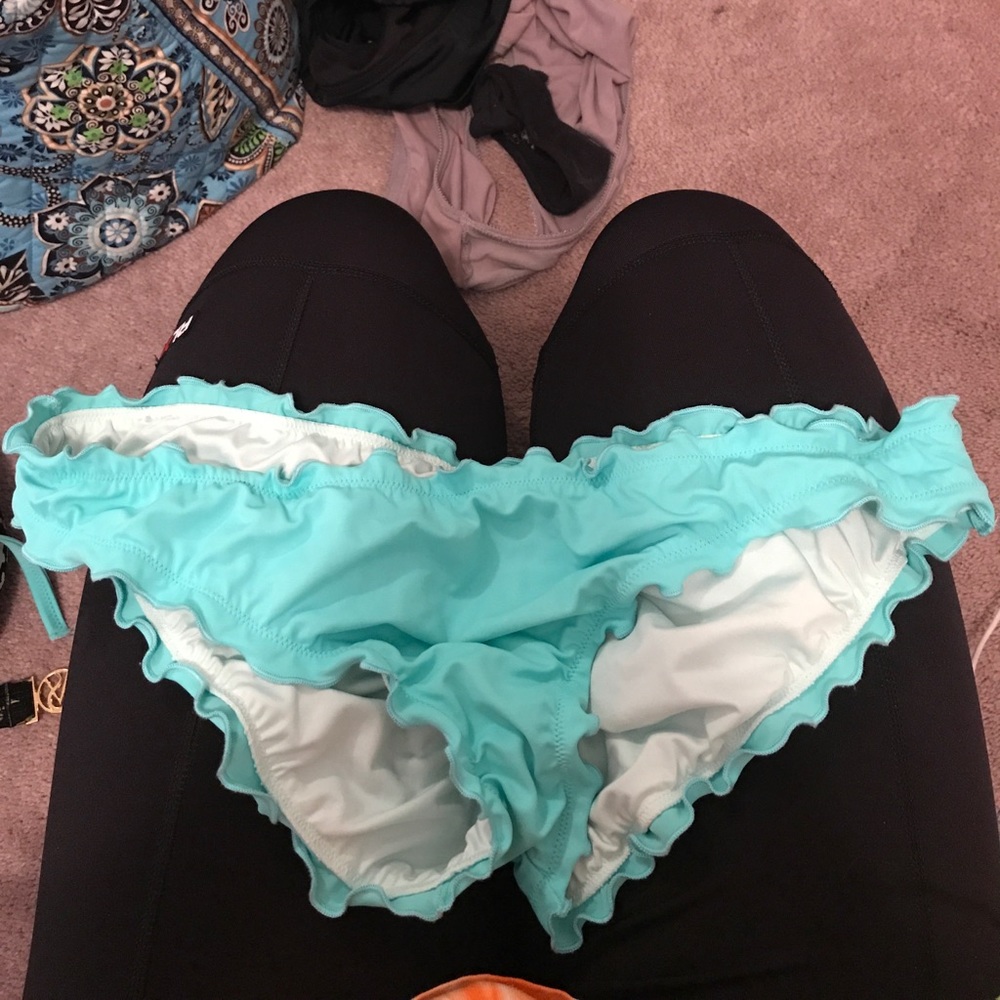 Ruffled bikini bottom VS