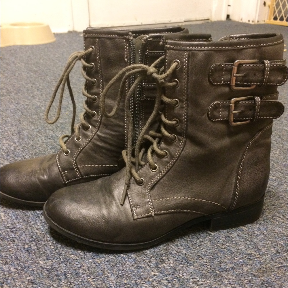 Buckle boots
