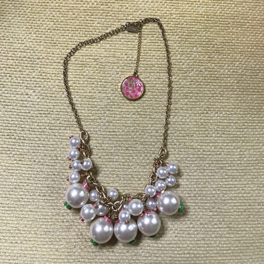 Lilly pearl necklace