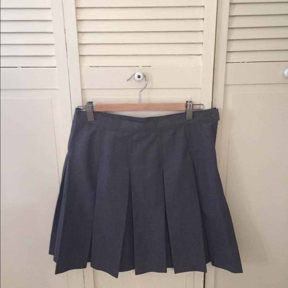 Dennis Uniform pleated gray skirt, Juniors sz 5.