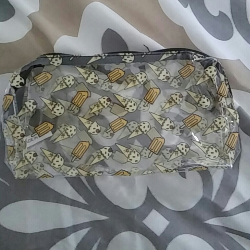 Ipsy clutch
