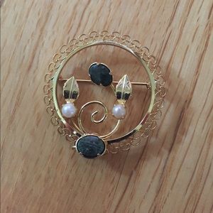 VINTAGE Green Jasper & Pearl Brooch