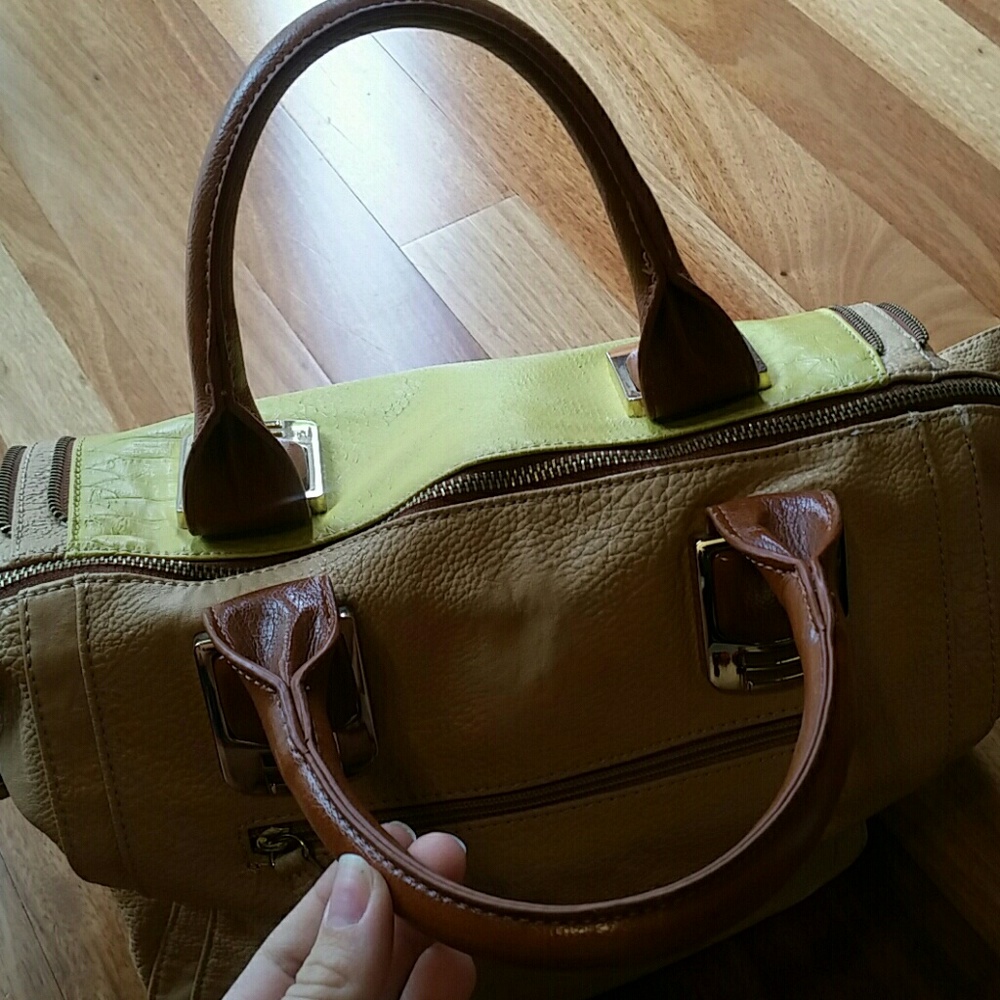 SOLD  MADDEN HANDBAG CROSSBODY BAG PURSE - Picture 3 of 8